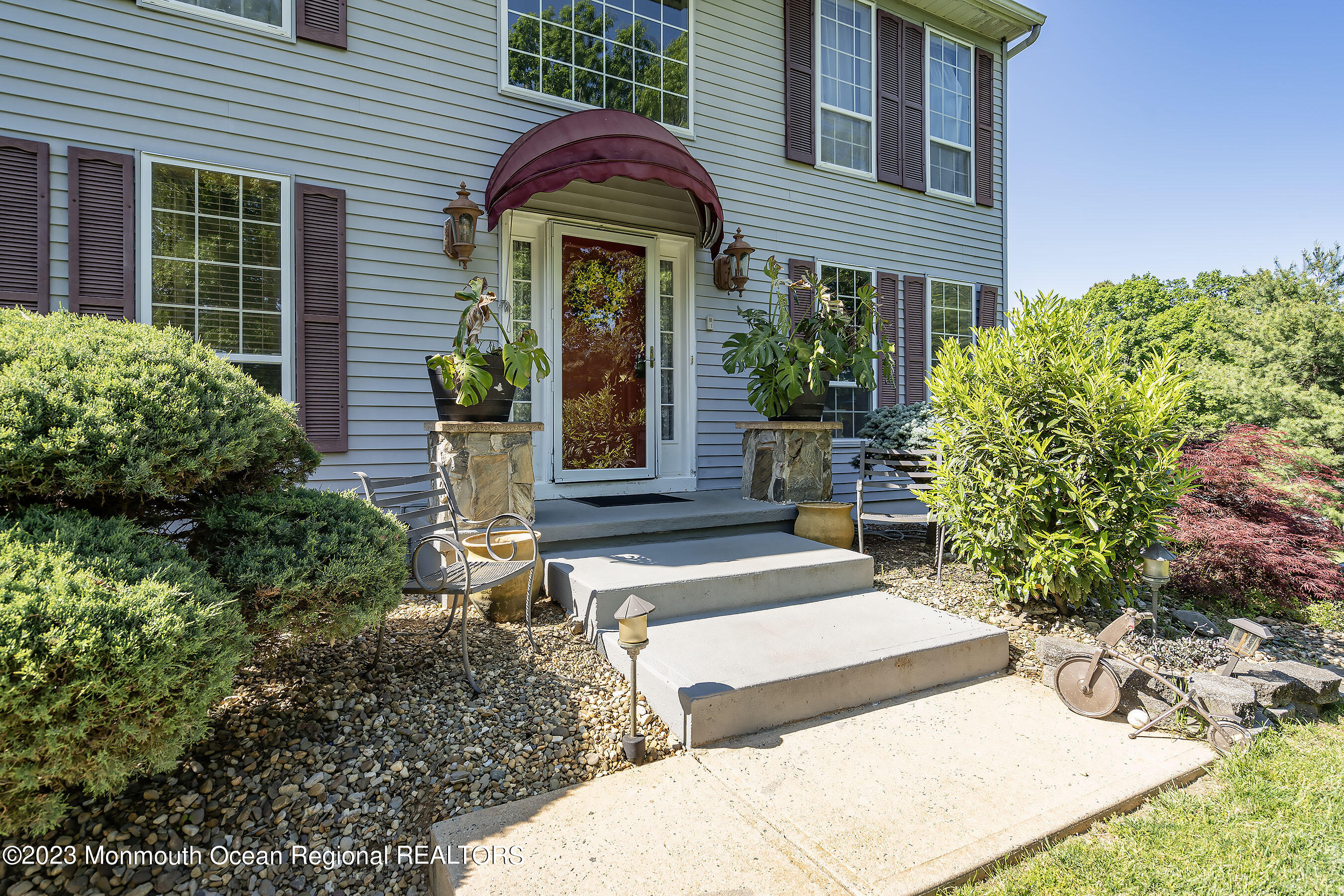2 Twin Oaks Court