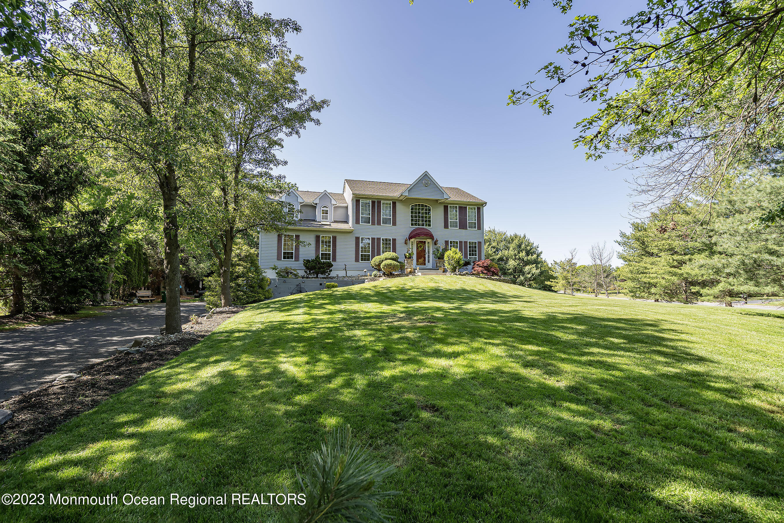 2 Twin Oaks Court