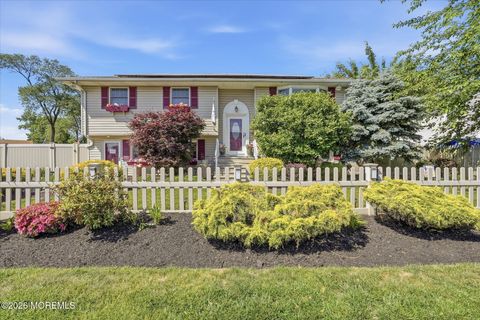 Homes For Sale - 902 10th Street<br/> Union Beach, NJ 07735
