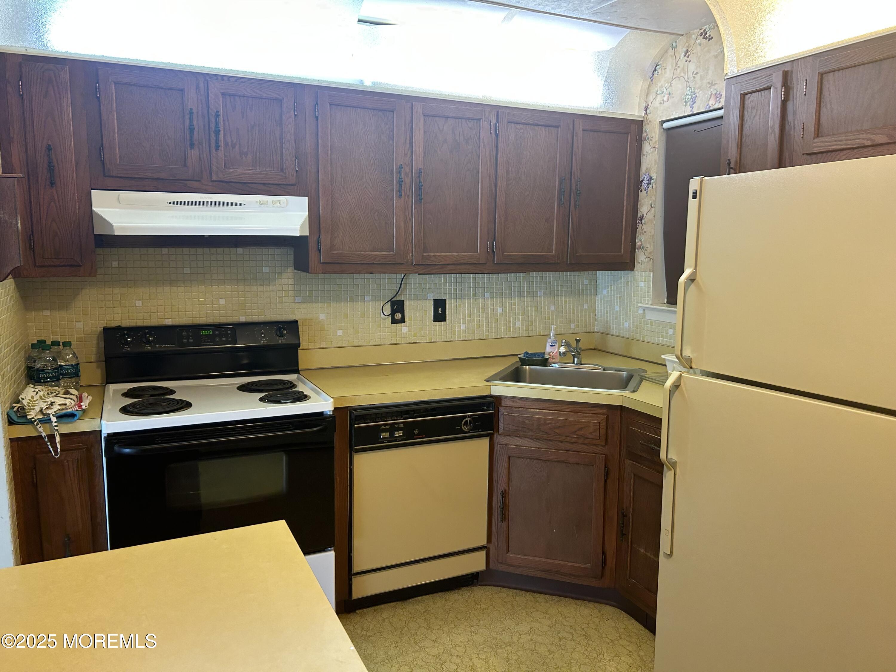 32 Claremont Court, Red Bank, New Jersey image 2