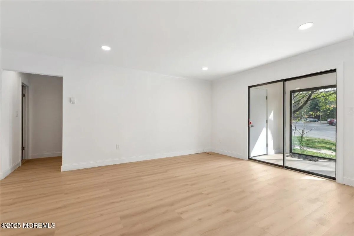 Manalapan, New Jersey 07726, United States, 1 Bedroom Bedrooms, ,1 BathroomBathrooms,Residential,Active,121254