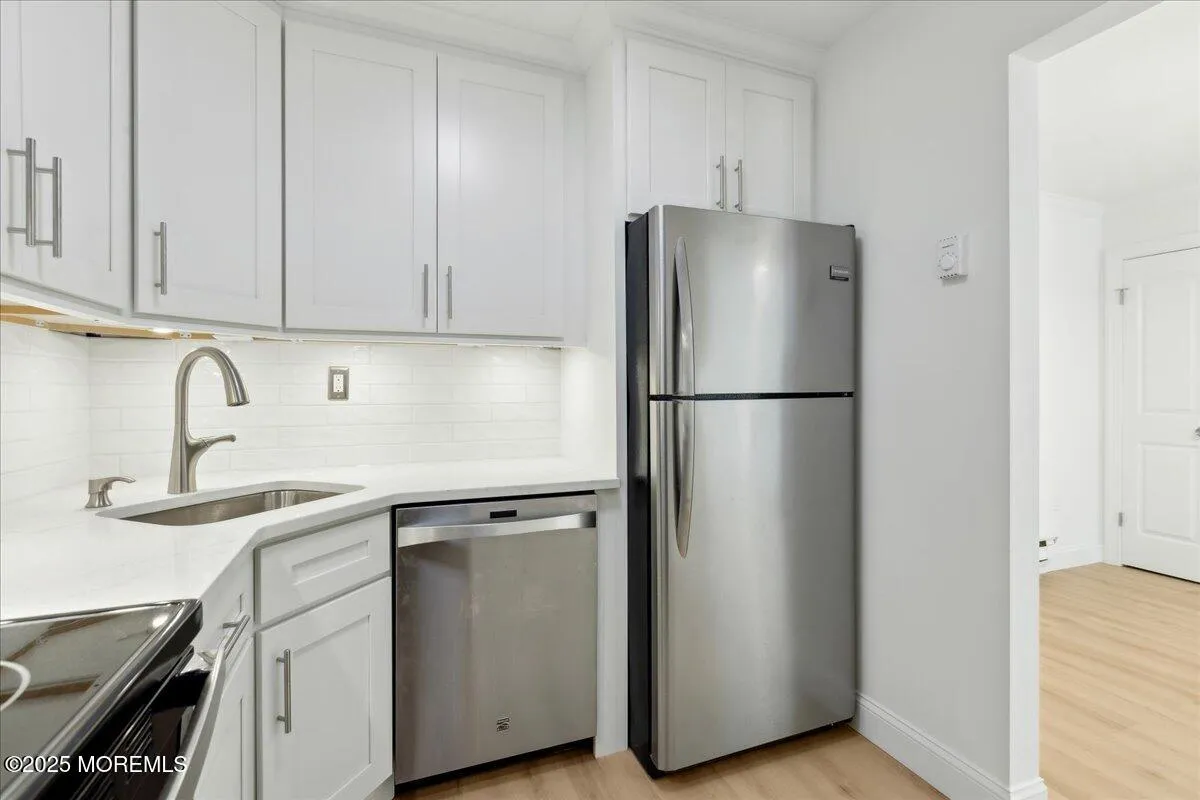 Manalapan, New Jersey 07726, United States, 1 Bedroom Bedrooms, ,1 BathroomBathrooms,Residential,Active,121254