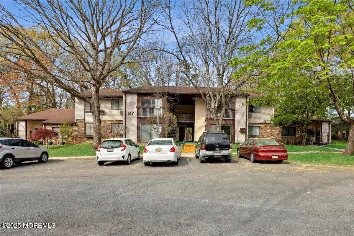 Manalapan, New Jersey 07726, United States, 1 Bedroom Bedrooms, ,1 BathroomBathrooms,Residential,Active,121254