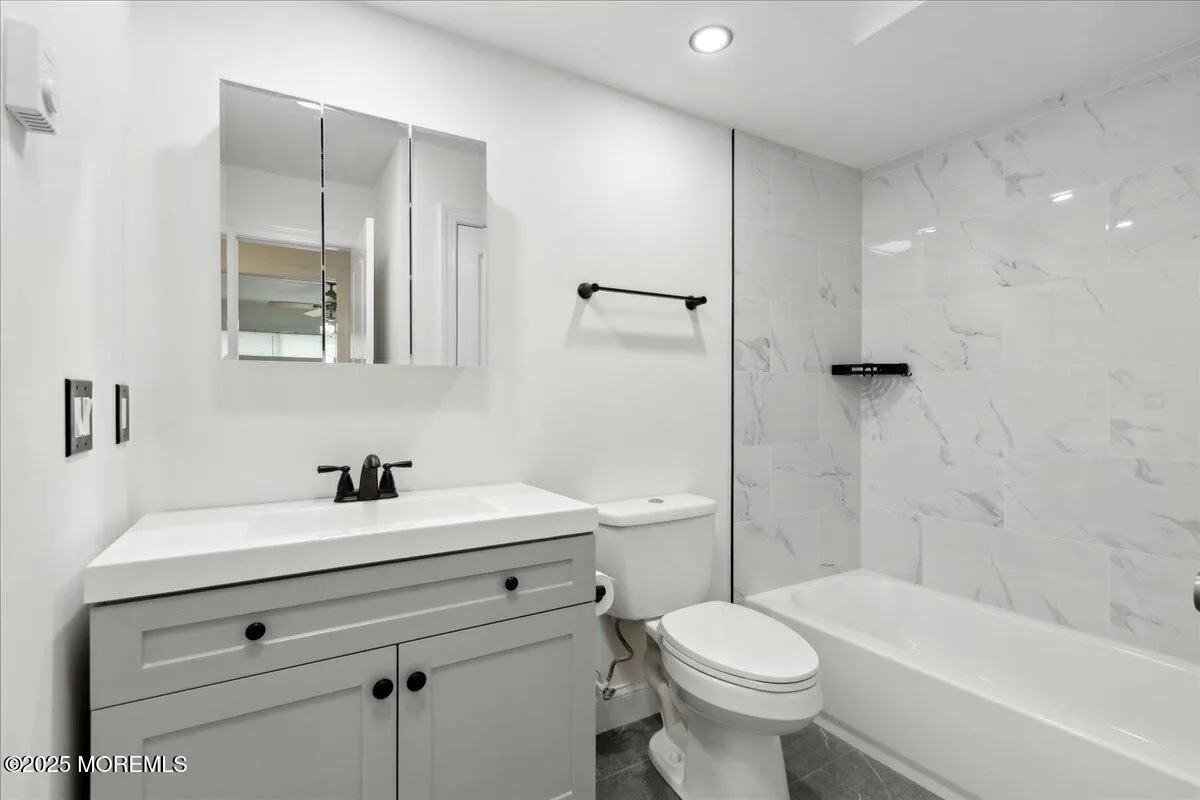 Manalapan, New Jersey 07726, United States, 1 Bedroom Bedrooms, ,1 BathroomBathrooms,Residential,Active,121254