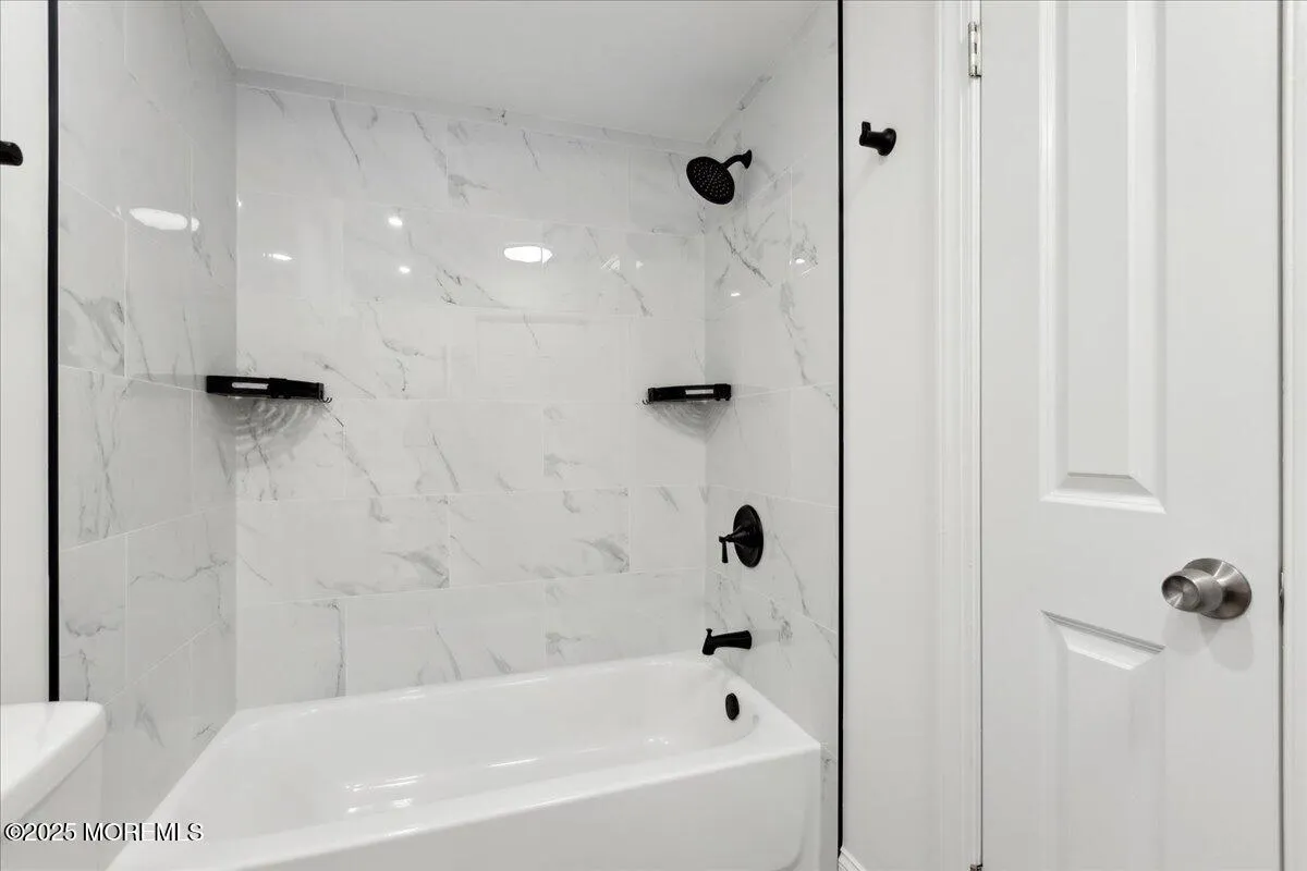 Manalapan, New Jersey 07726, United States, 1 Bedroom Bedrooms, ,1 BathroomBathrooms,Residential,Active,121254