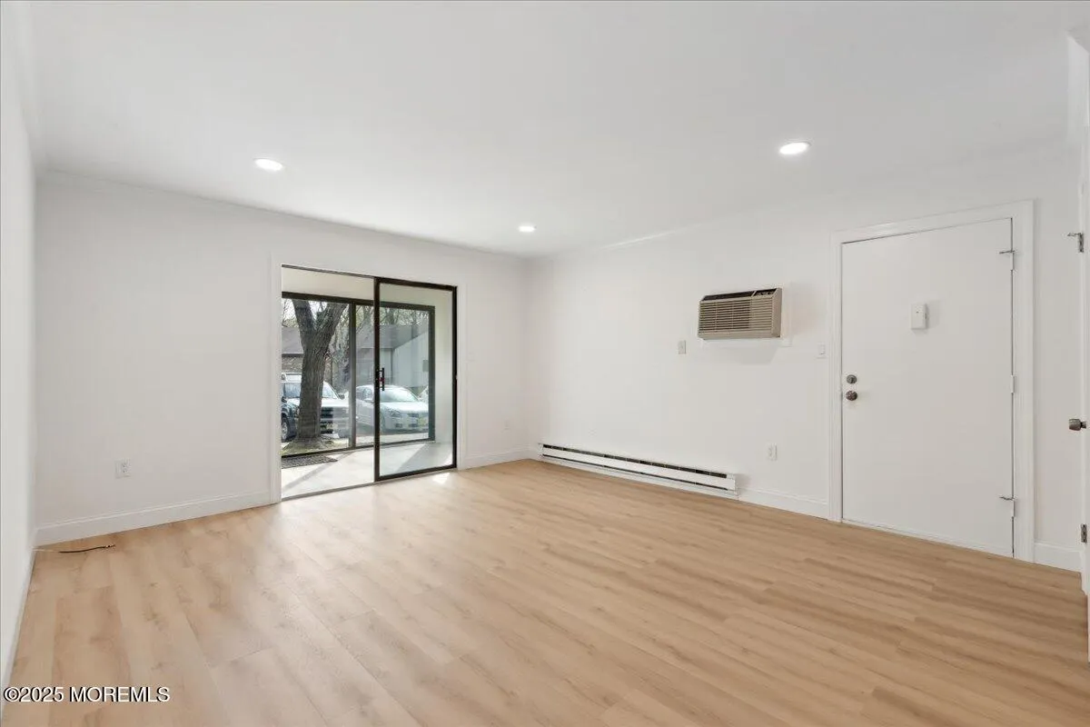 Manalapan, New Jersey 07726, United States, 1 Bedroom Bedrooms, ,1 BathroomBathrooms,Residential,Active,121254