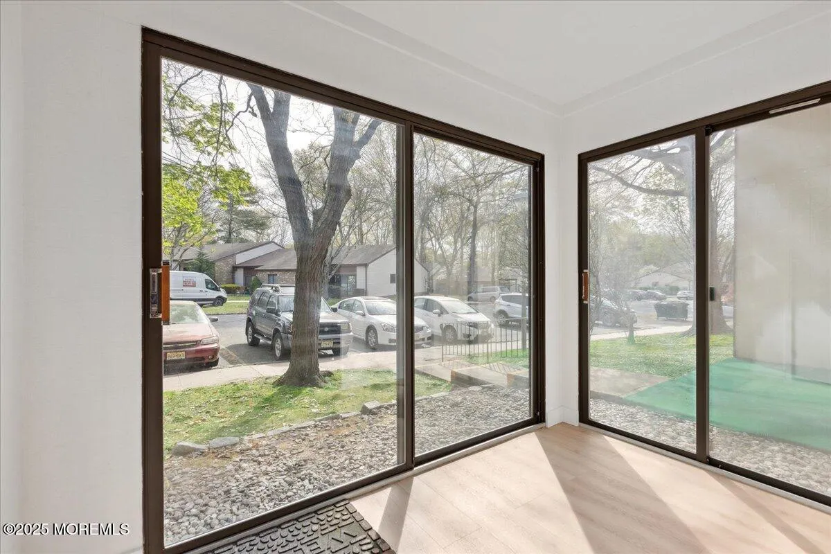 Manalapan, New Jersey 07726, United States, 1 Bedroom Bedrooms, ,1 BathroomBathrooms,Residential,Active,121254