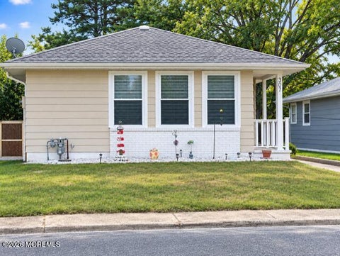 Homes For Sale - 307 Barbados Drive<br/> Toms River, NJ 08757