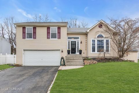 Homes For Sale - 17 Heritage Drive<br/> Howell, NJ 07731