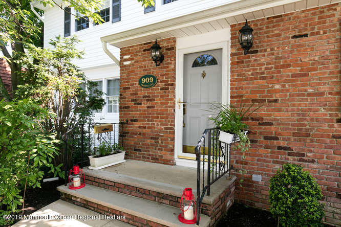 909 Prospect Avenue