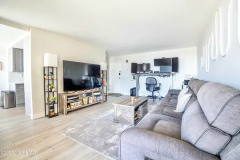 MLS: 22511796