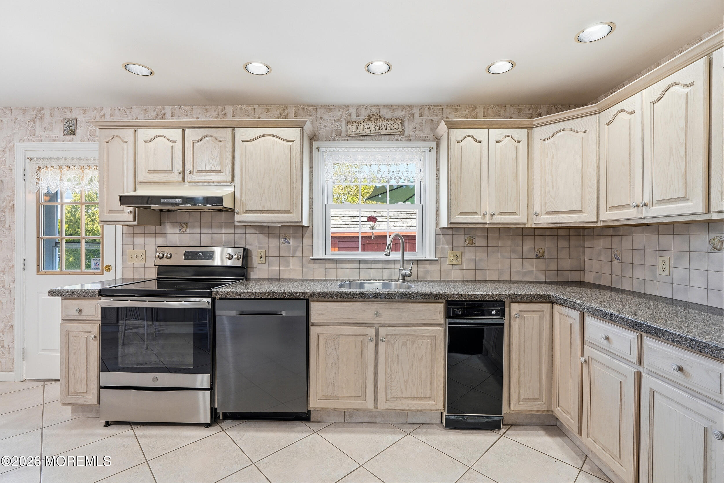 Oakhurst, New Jersey, 07755, United States, 3 Bedrooms Bedrooms, ,3 BathroomsBathrooms,Residential,Active,2043841