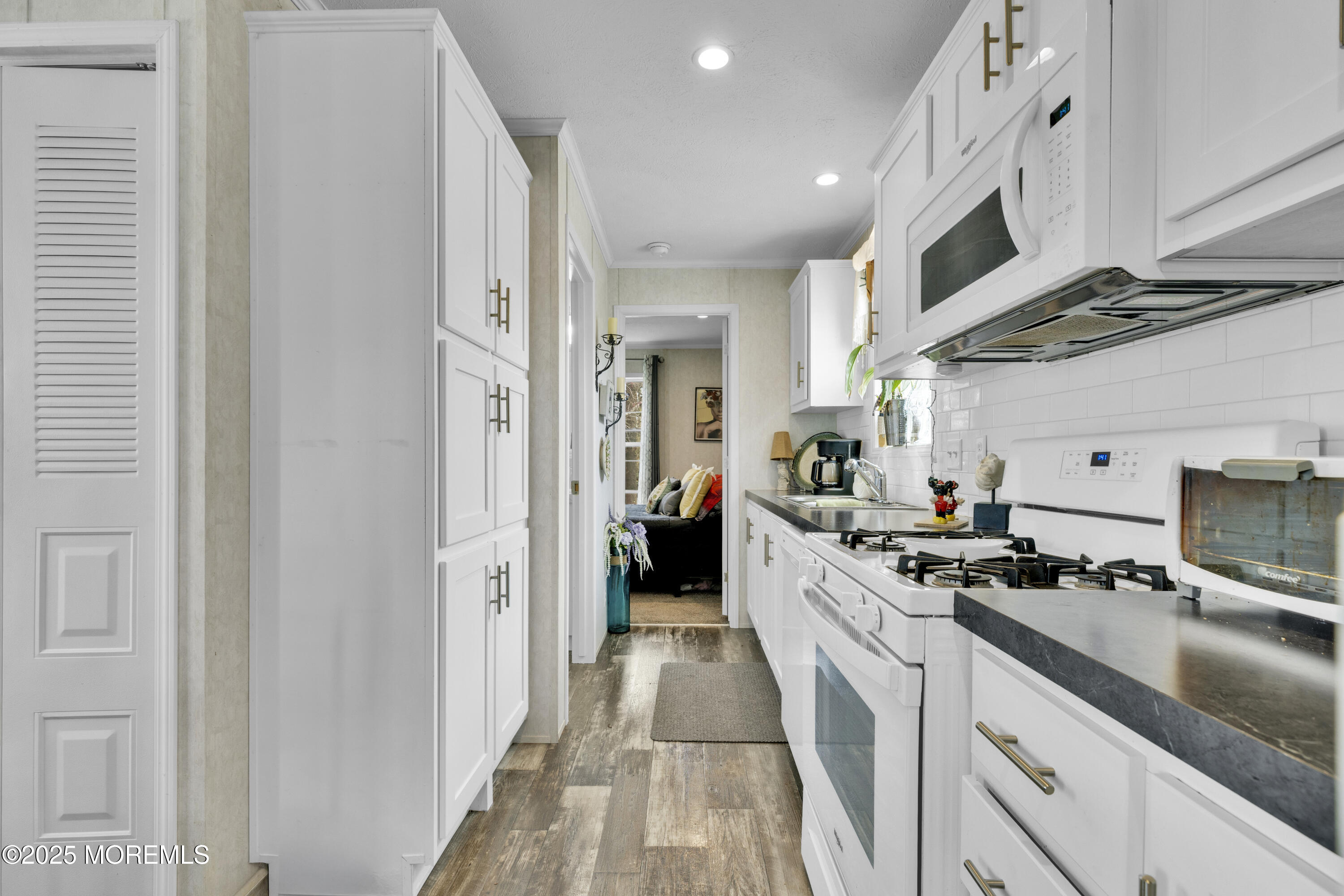 16 Bayshore Mobile Mnr, Hazlet, New Jersey image 2