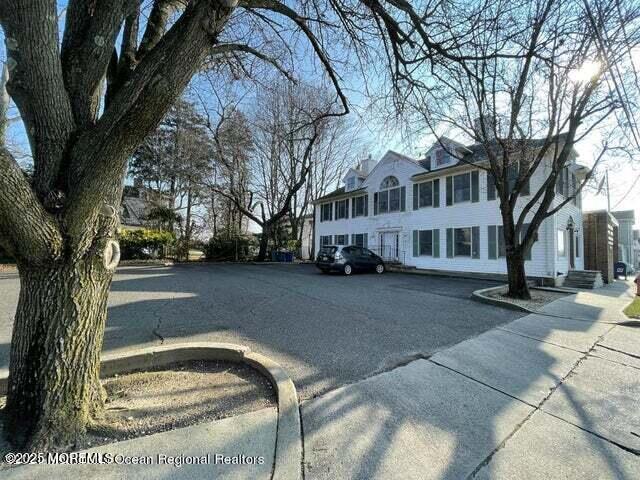 1141 Lincoln Square outside