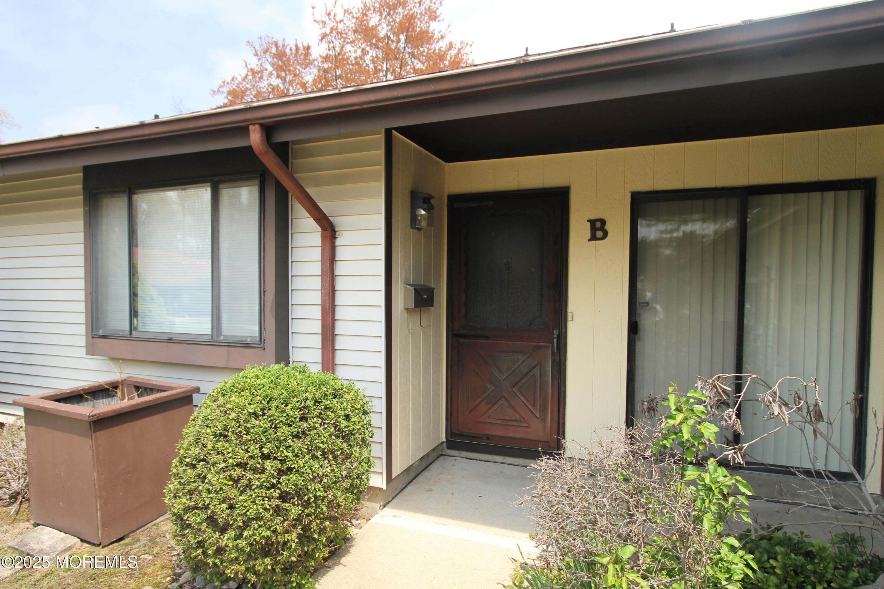 77 Overlook Way #B, Manalapan, New Jersey image 3