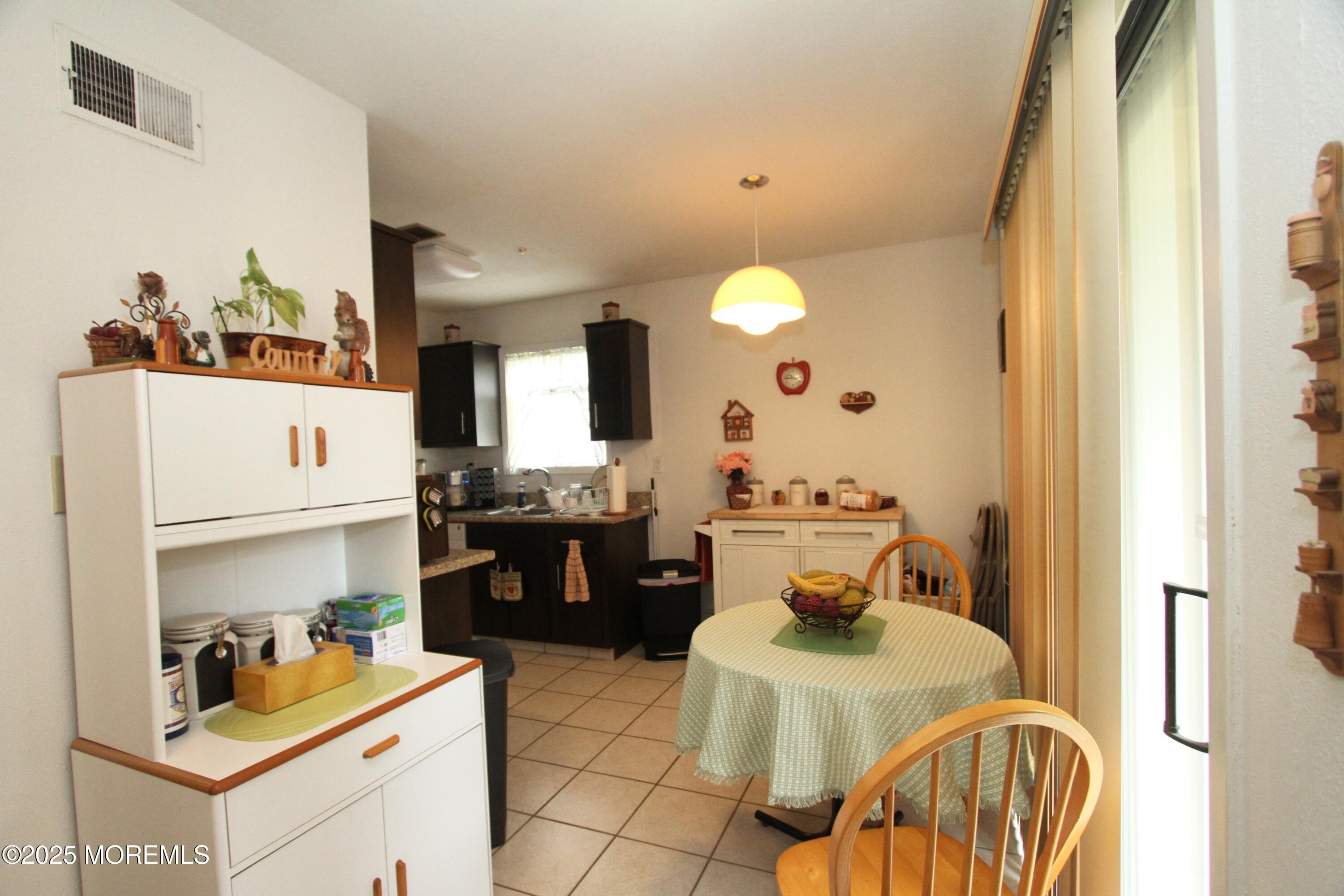77 Overlook Way #B, Manalapan, New Jersey image 4