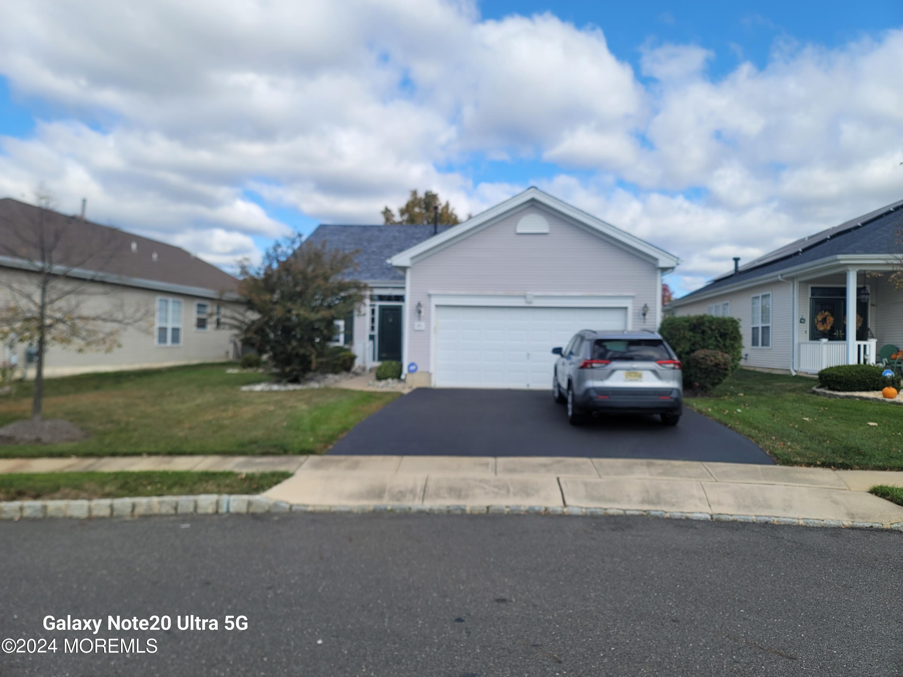 21 Newton Court, Columbus, New Jersey image 1