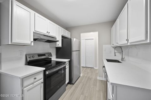 Condo For Sale - 127 Amberly Drive #C<br/> Manalapan, NJ 07726