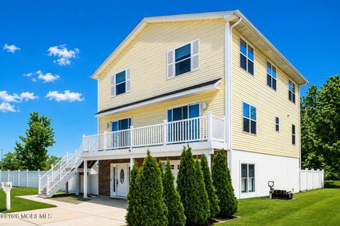 Homes For Sale - 916 2nd Street<br/> Union Beach, NJ 07735