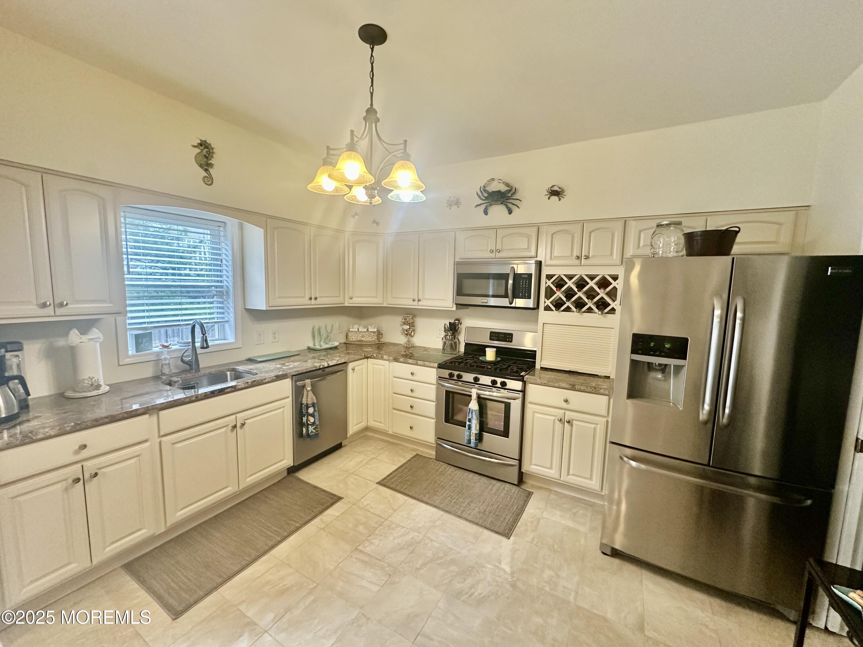 1825 N Route 35 Avenue 8