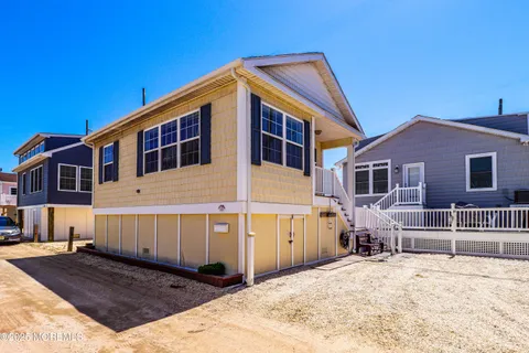 MLS: 22512598