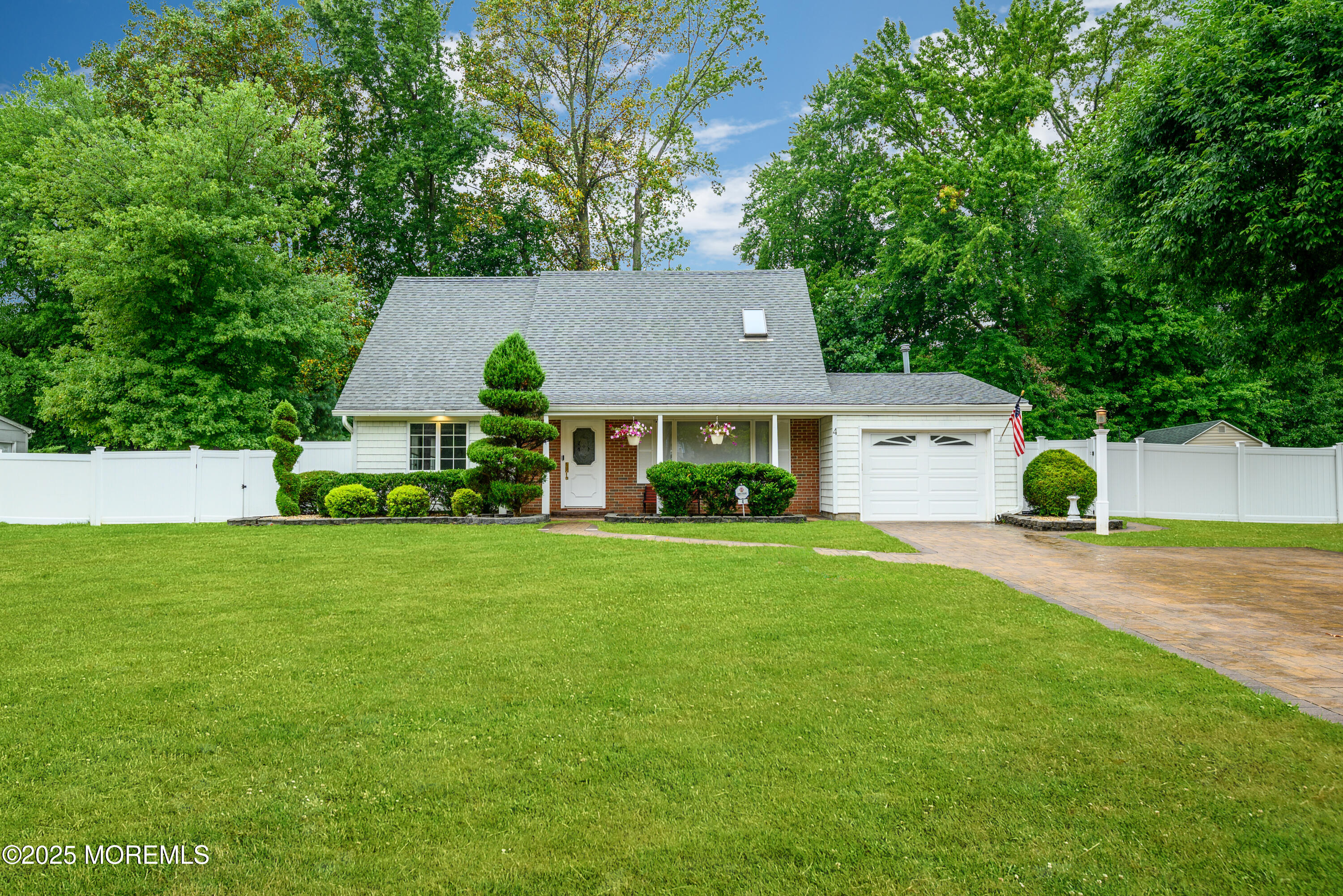 4 Maxwell Lane
