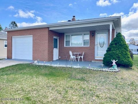 Photo of 11 Monaco Court, Toms River, NJ 08757 (MLS # 22610916)