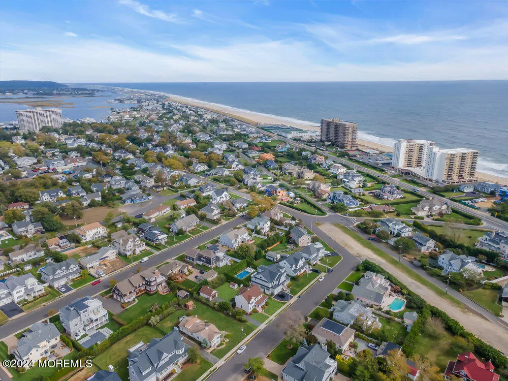 Monmouth Beach, New Jersey 07750, United States, 5 Bedrooms Bedrooms, ,4 BathroomsBathrooms,Residential,Active,40669
