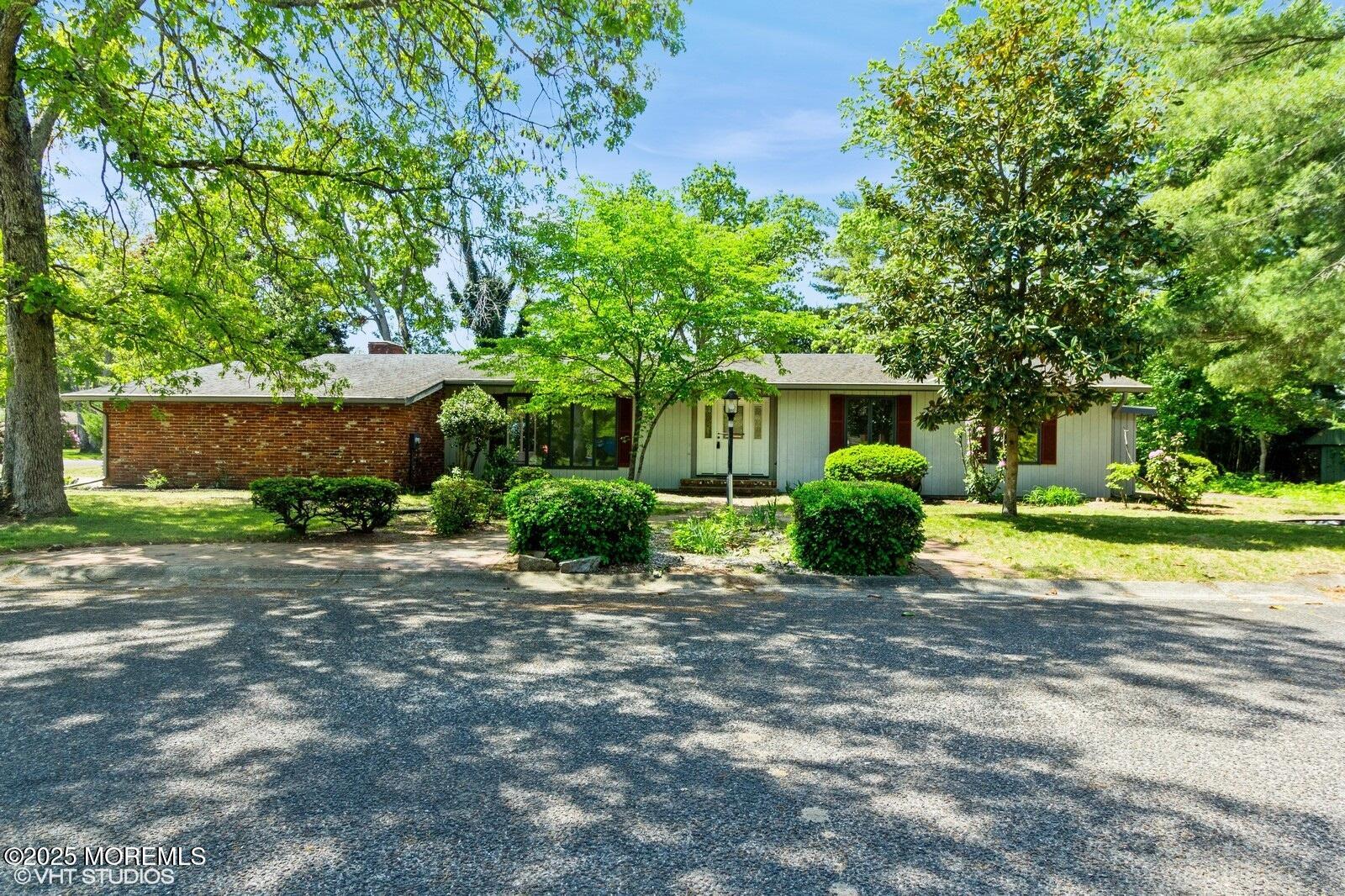 1214 Robin Road