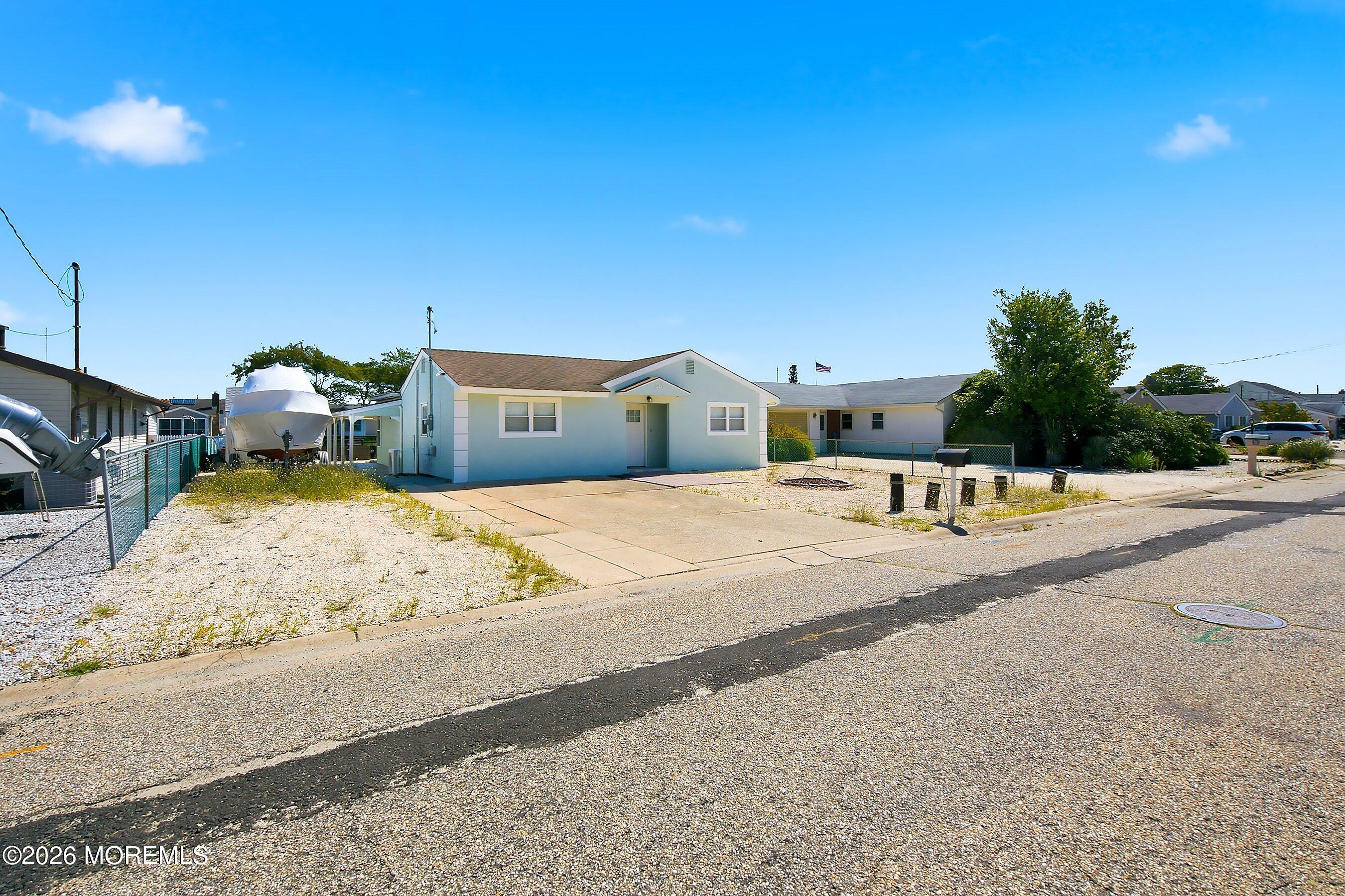 216 Montclair Road S