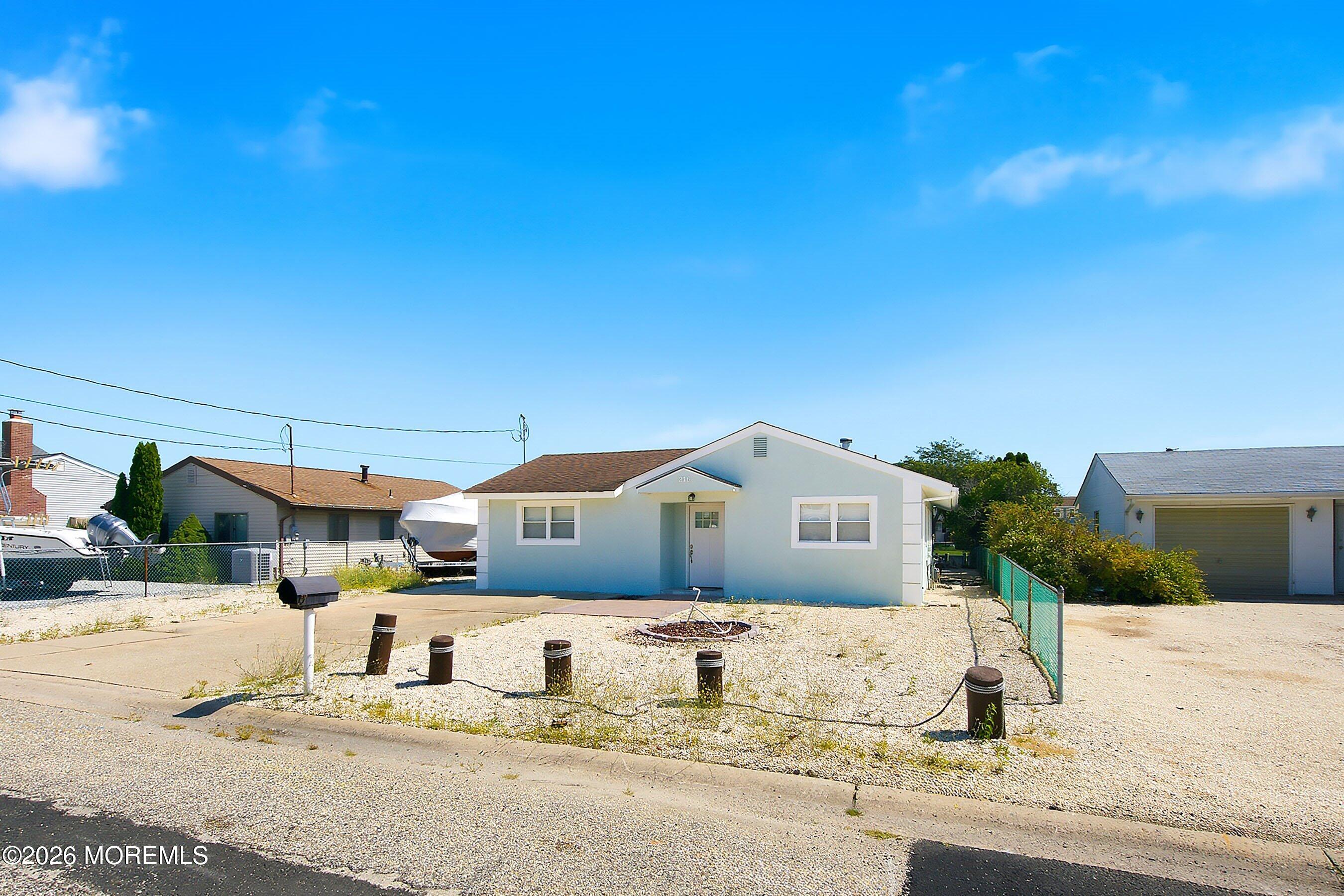 216 Montclair Road S