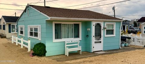 Homes For Sale - 33 E Penguin Way<br/> Lavallette, NJ 08735