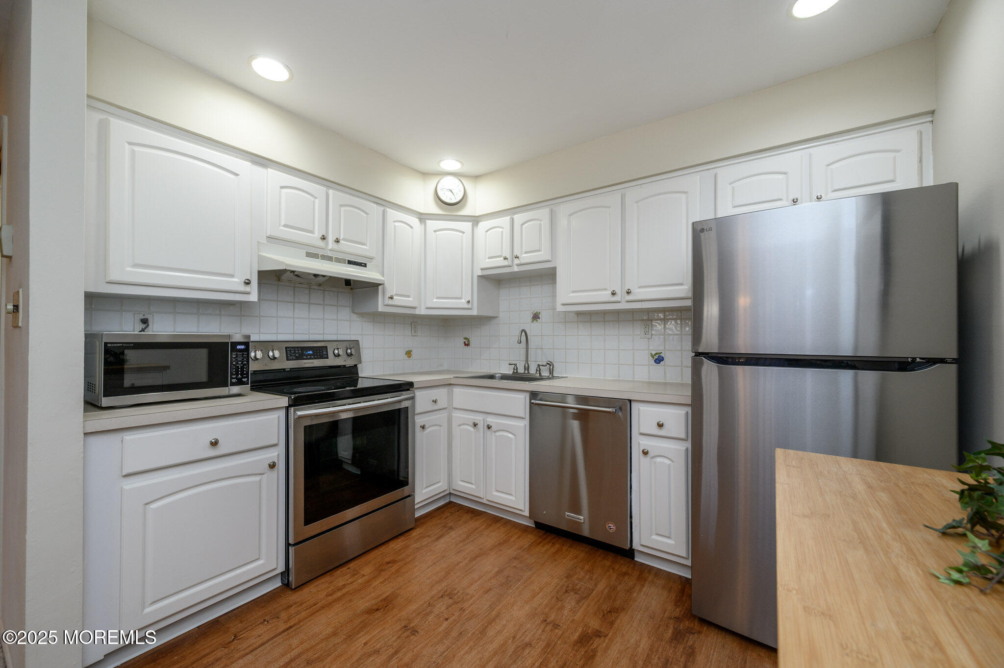 110 Amberly Drive #E, Manalapan, New Jersey image 13