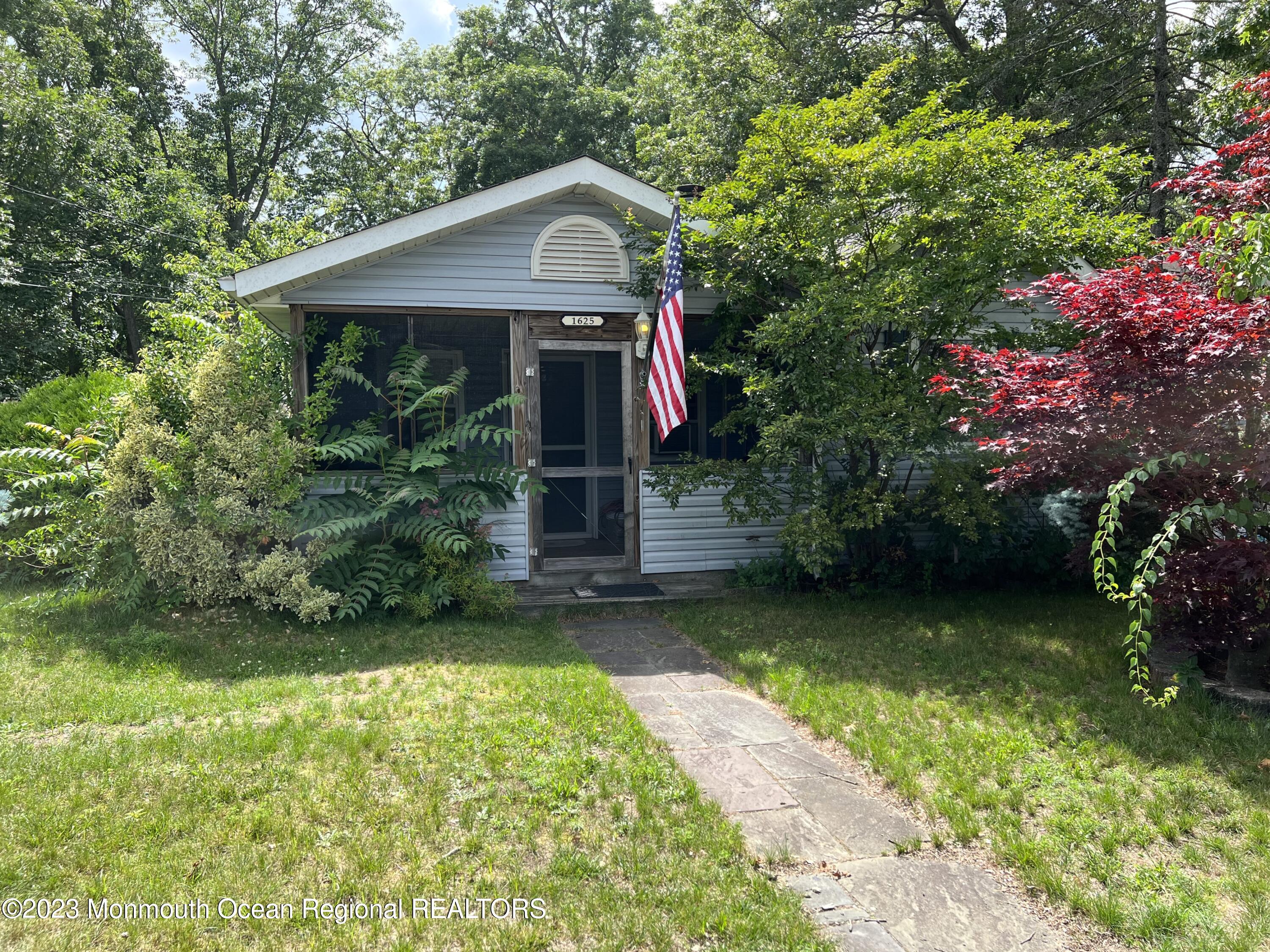 Photo 2 of 23 of 1625 W Princeton Avenue house