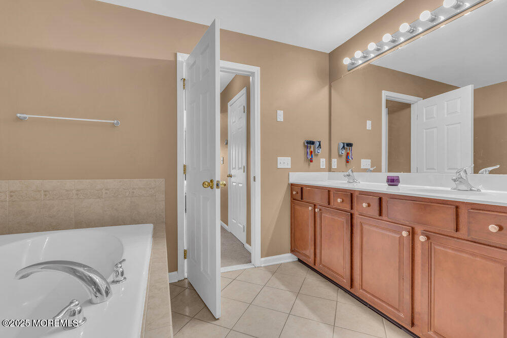 26 Inwood Drive, Manalapan, New Jersey image 25