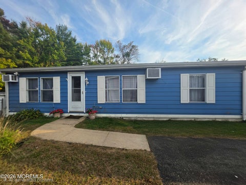 Homes For Sale - 6 Fawn Run Run<br/> Manalapan, NJ 07726