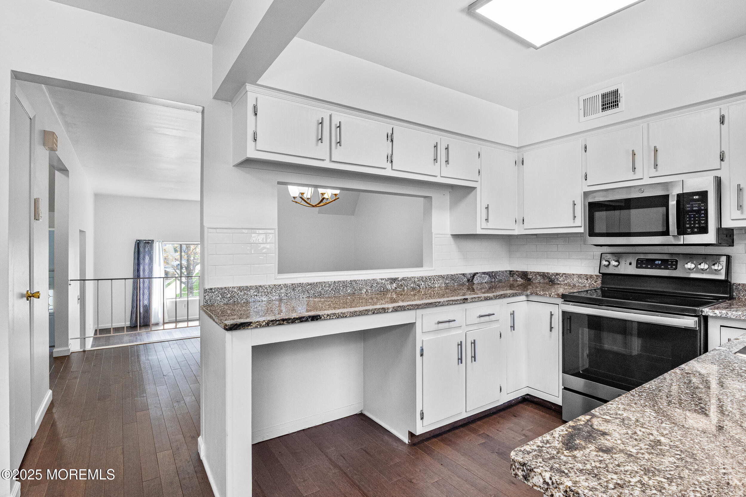 523 Clubhouse Drive, Middletown, New Jersey image 4