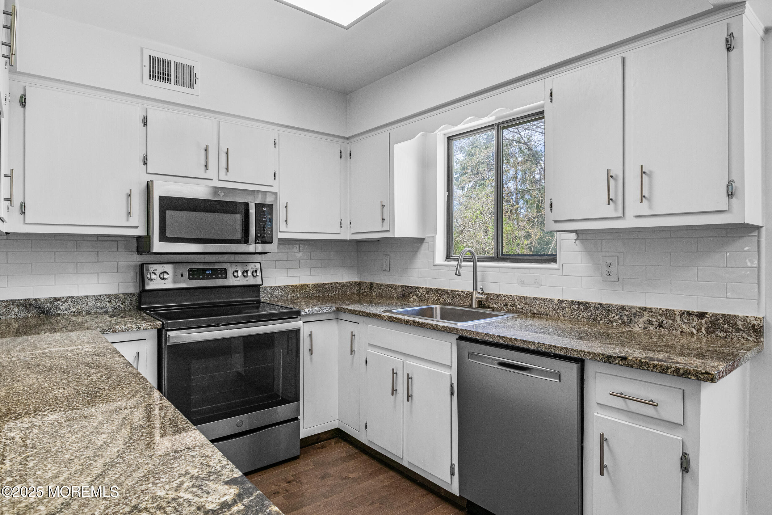 523 Clubhouse Drive, Middletown, New Jersey image 5