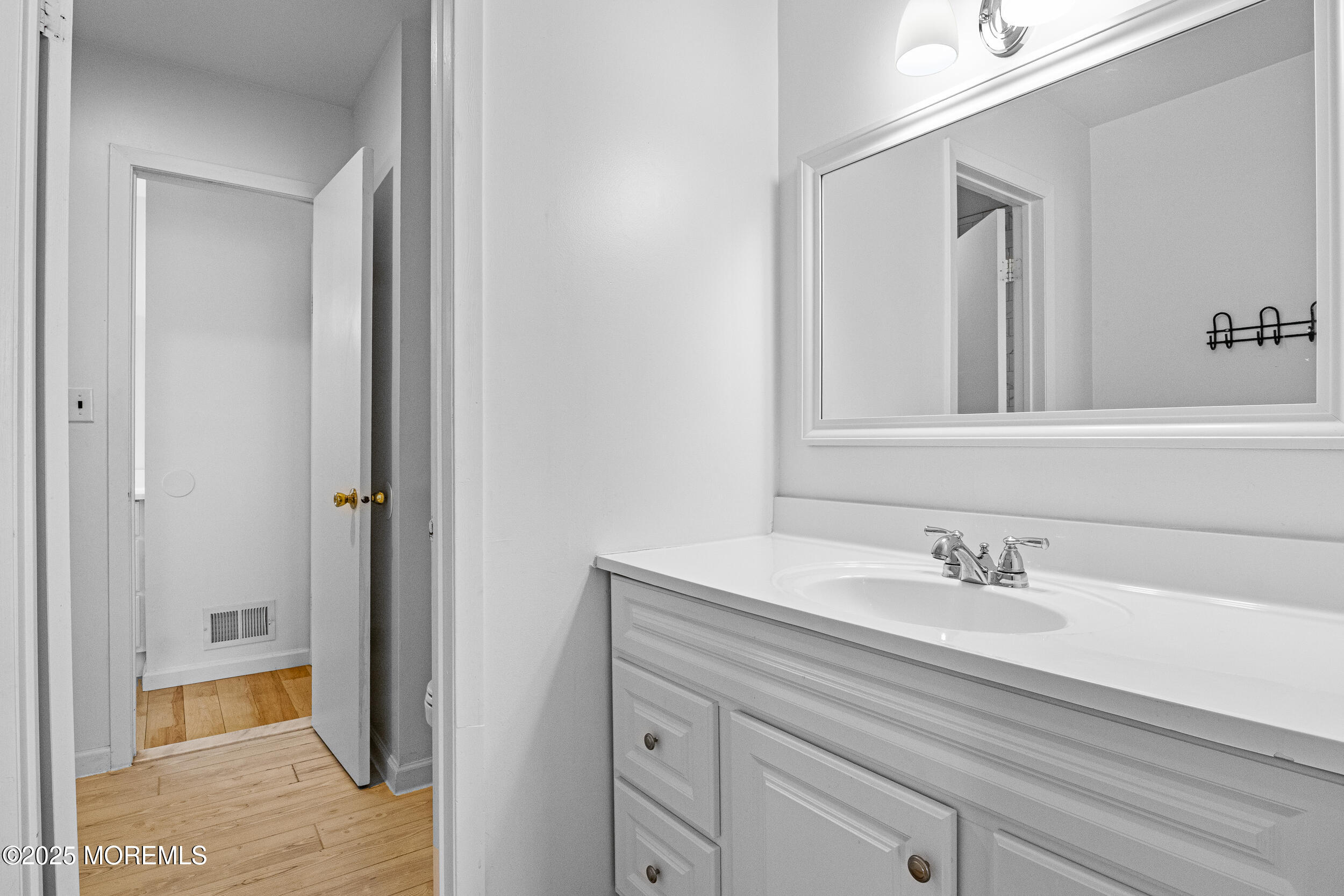523 Clubhouse Drive, Middletown, New Jersey image 25