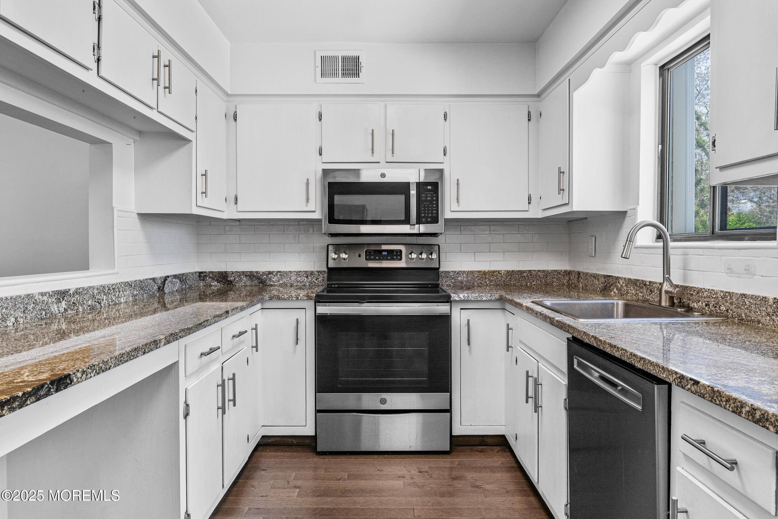 523 Clubhouse Drive, Middletown, New Jersey image 6