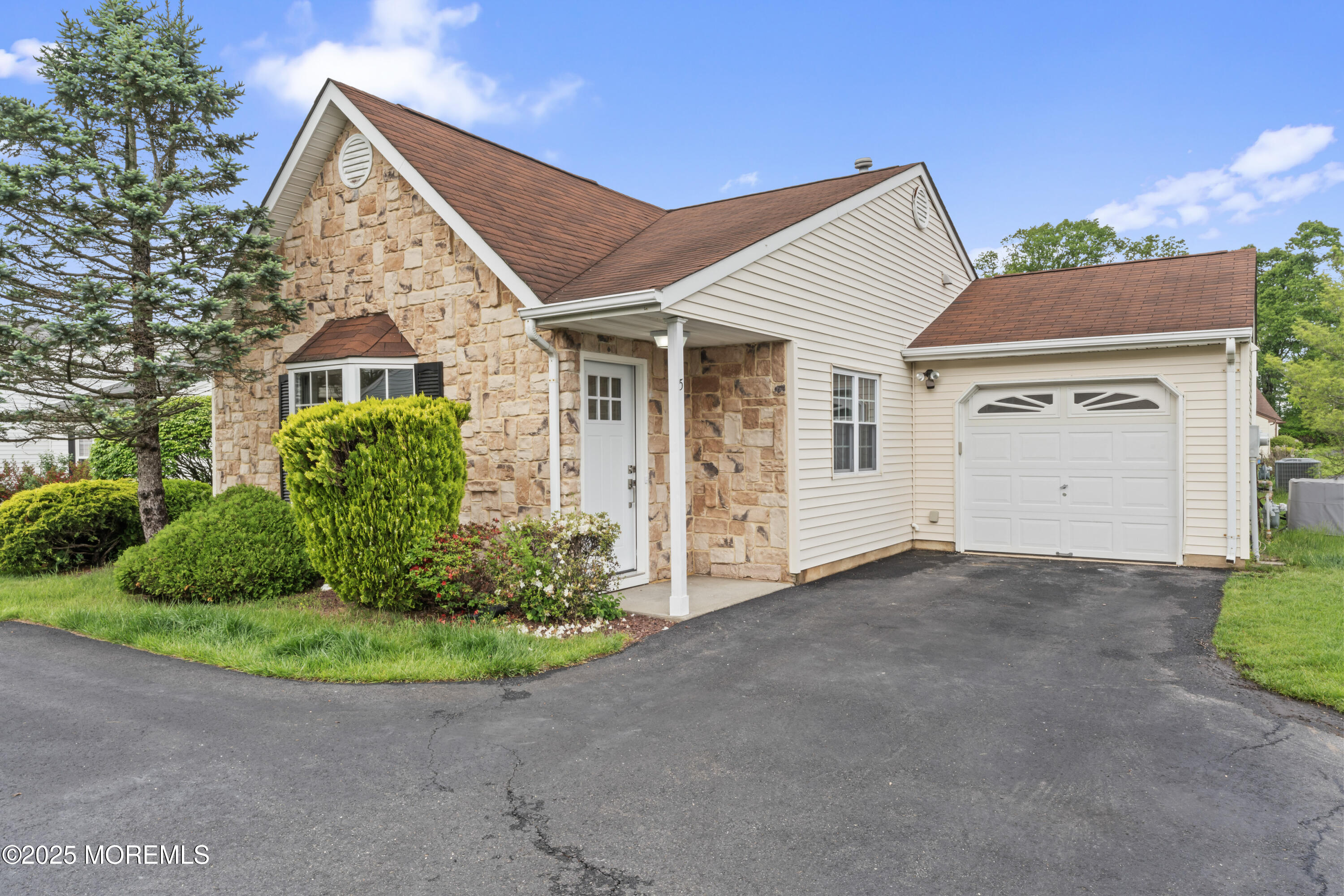 5 Ivy Ridge Close #1000, Freehold, New Jersey image 2