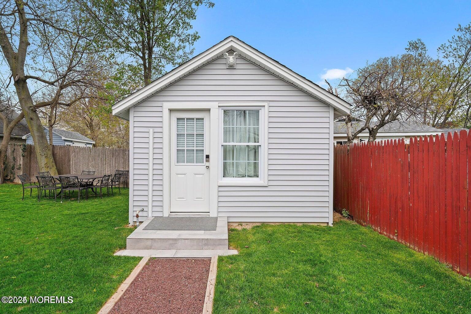 32 Leonard Avenue Back House