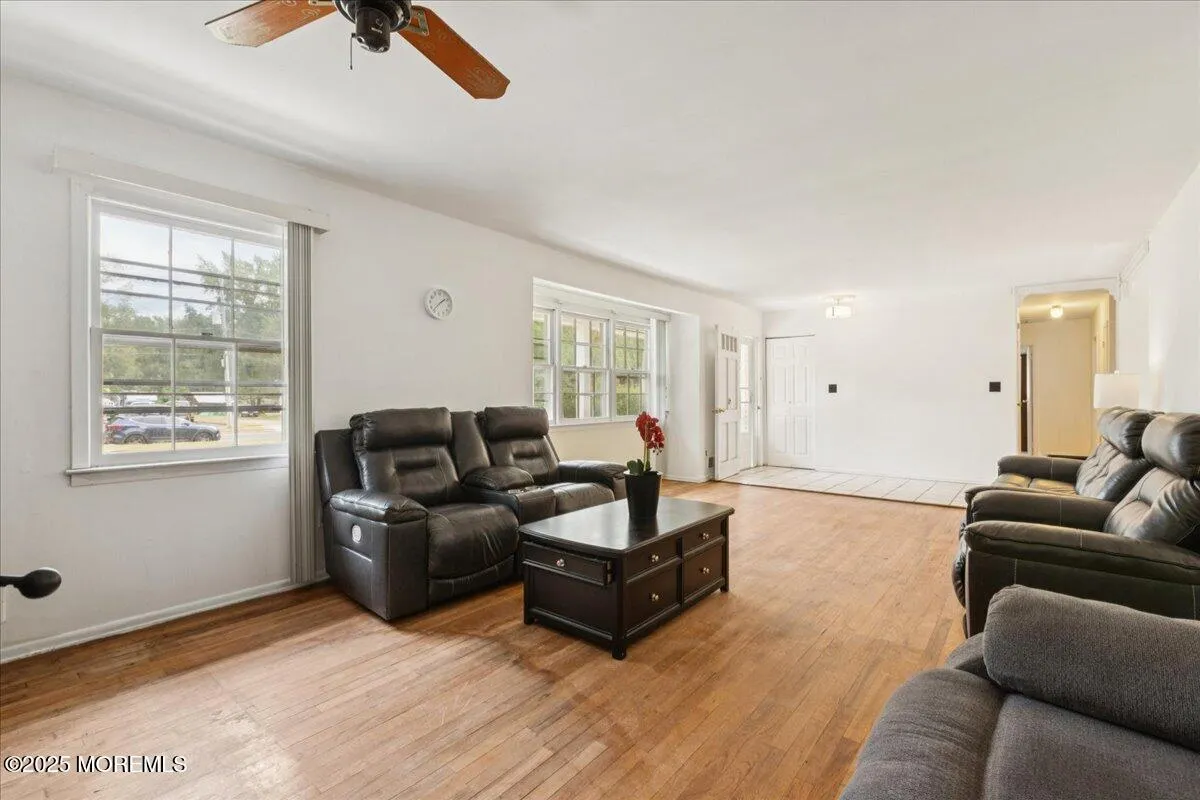 Manalapan, New Jersey 07726, United States, 3 Bedrooms Bedrooms, ,2 BathroomsBathrooms,Residential,Pending,200936