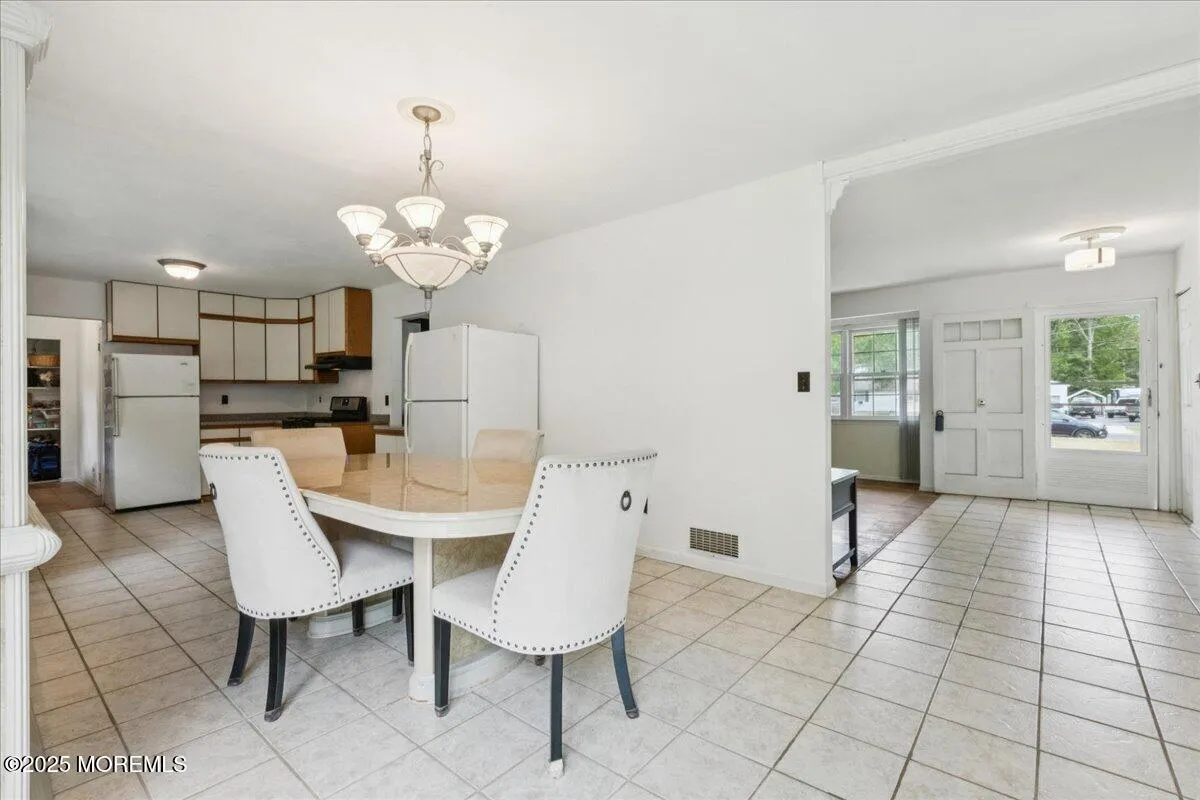 Manalapan, New Jersey 07726, United States, 3 Bedrooms Bedrooms, ,2 BathroomsBathrooms,Residential,Pending,200936