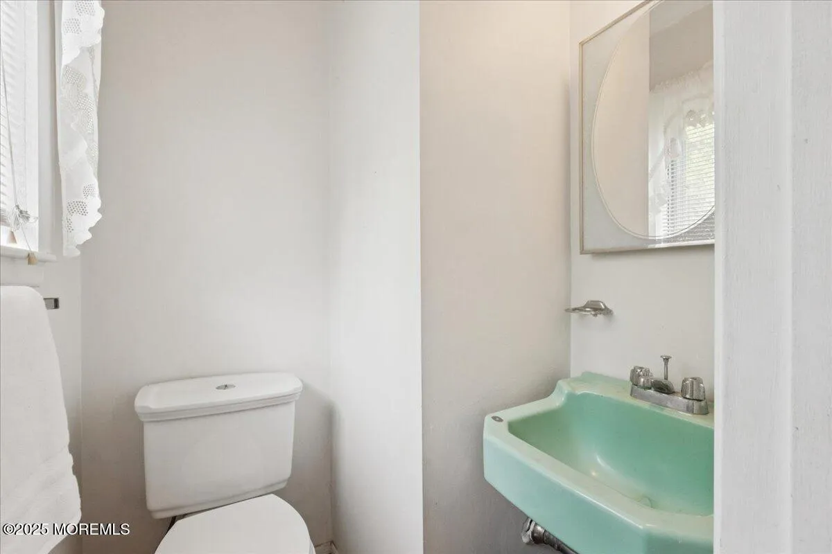 Manalapan, New Jersey 07726, United States, 3 Bedrooms Bedrooms, ,2 BathroomsBathrooms,Residential,Pending,200936