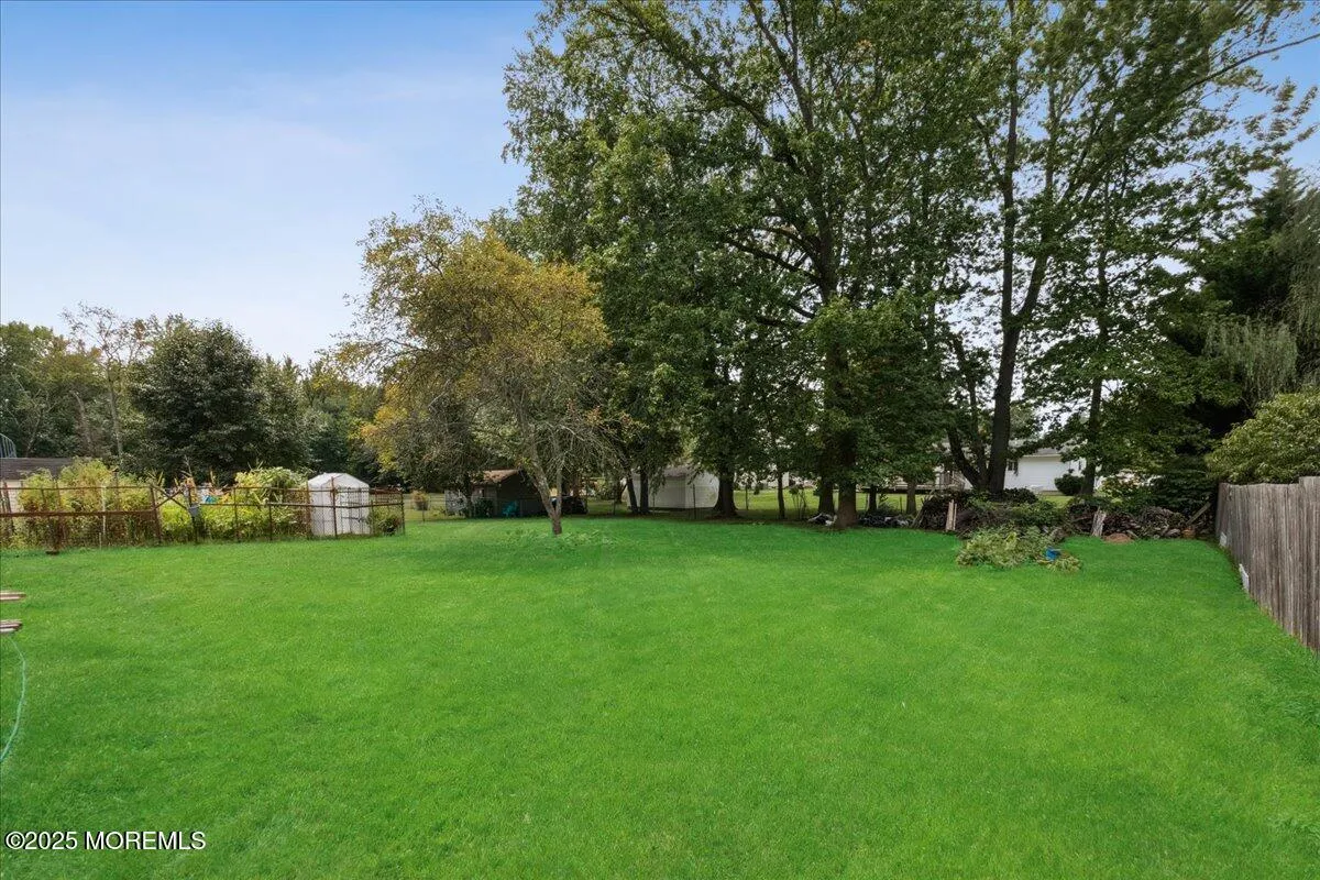 Manalapan, New Jersey 07726, United States, 3 Bedrooms Bedrooms, ,2 BathroomsBathrooms,Residential,Pending,200936