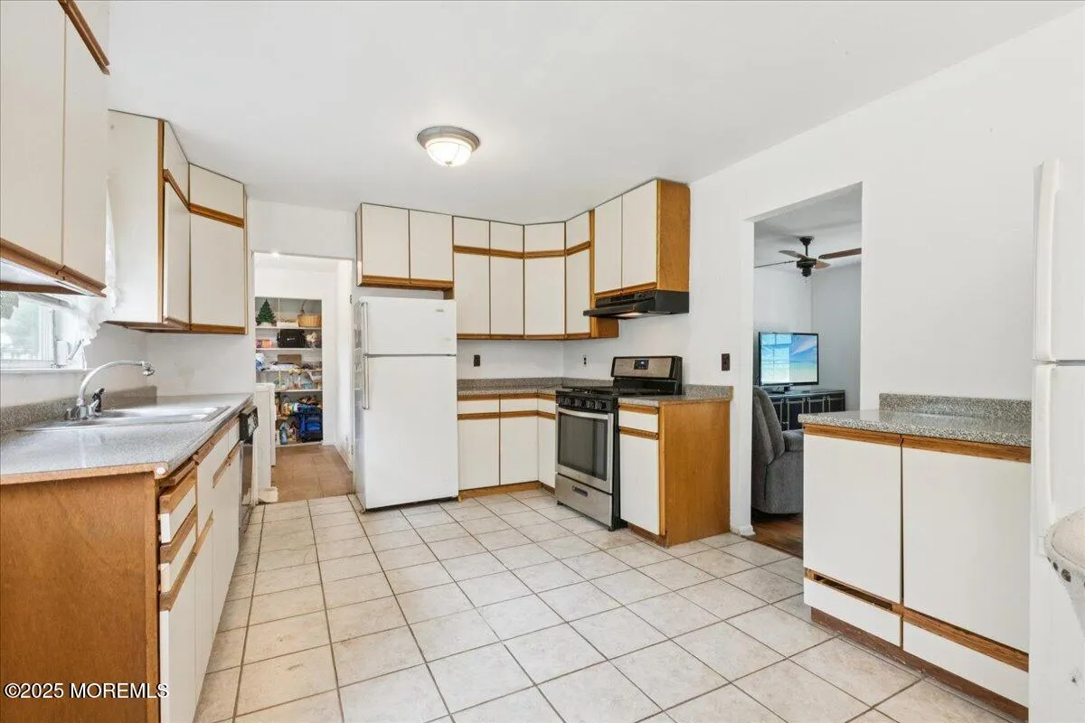 Manalapan, New Jersey 07726, United States, 3 Bedrooms Bedrooms, ,2 BathroomsBathrooms,Residential,Pending,200936