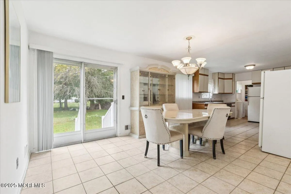 Manalapan, New Jersey 07726, United States, 3 Bedrooms Bedrooms, ,2 BathroomsBathrooms,Residential,Pending,200936