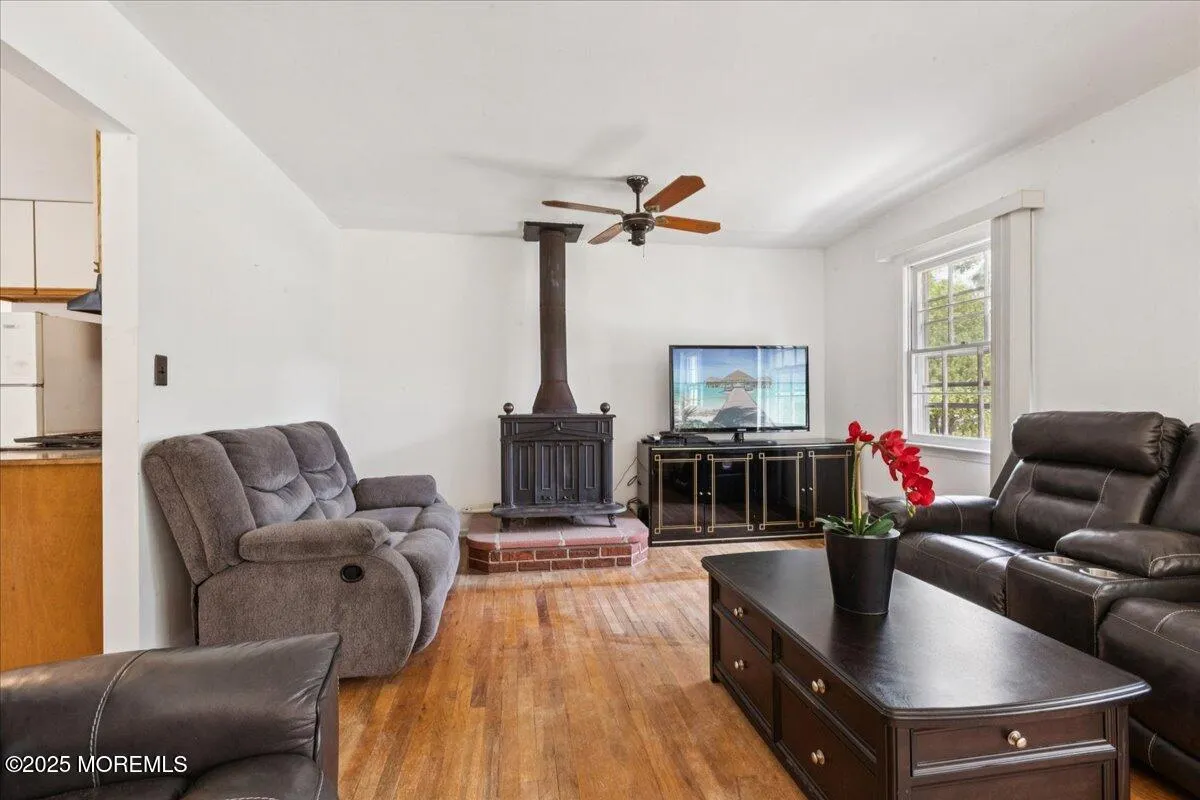 Manalapan, New Jersey 07726, United States, 3 Bedrooms Bedrooms, ,2 BathroomsBathrooms,Residential,Pending,200936