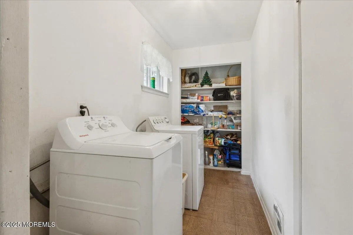 Manalapan, New Jersey 07726, United States, 3 Bedrooms Bedrooms, ,2 BathroomsBathrooms,Residential,Pending,200936